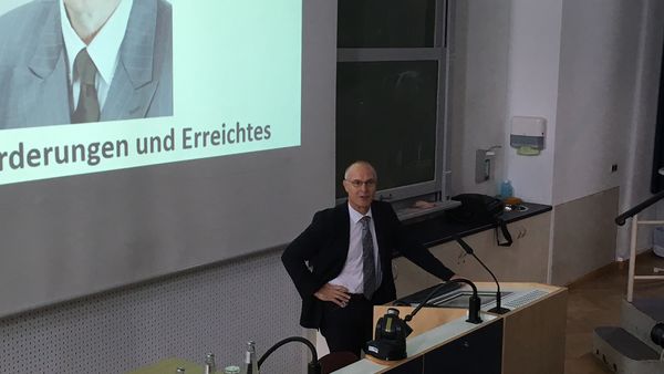 Prof. Schirmacher spricht am Podium